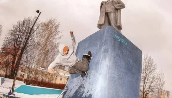 Памятник Ленину стал полноценным элементом скейт-парка в Верхней Пышме
