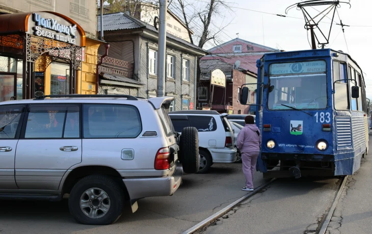 Внедорожник Toyota Land Cruiser перегородил путь трамваям Внедорожник Toyota Land Cruiser перегородил путь трамваям