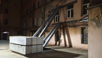В Петербурге подпёрли аварийный дом, чтобы он не рухнул